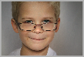 Portraitbild eines Jungen mit Brille.