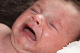Bild eines weinenden Säuglings.